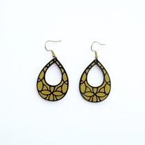 Brinco Gota Fabro Saints: Mosaicos Artesanais, Leve e Elegante com Fecho Gancho Brinco Gota Fabro Saints: Mosaicos Artesanais, Leve e Elegante com Fecho Gancho