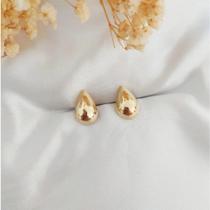 Brinco Gota Lisa Pequeno Folheado a Ouro 18k Semijoia Minimalista e Atemporal