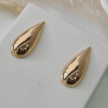 Brinco gota média pontuda folheado em ouro 18k