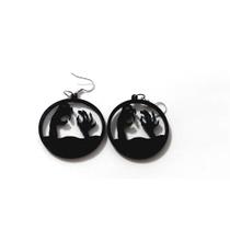Brinco Gótico Mãos Zumbi cemitério, Feito em resina, Halloween Brinco Gótico Mãos Zumbi cemitério, Feito em resina, Halloween