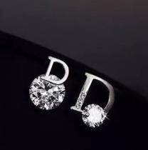 Brinco Inicial Letra D Brilho Strass Detalhes Prateado Brinco Inicial Letra D Brilho Strass Detalhes Prateado
