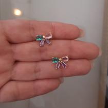 Brinco laço semijoia com pedras de zirconia colorida