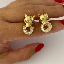 Brinco Leoa com Pedra Verde Esmeralda e Cravação em Zircônia Semijoia Feminina Banhada a Ouro 18k Simonatto