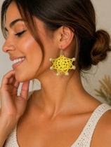Brinco leque crochê amarelo e pérolas Brinco leque crochê amarelo e pérolas
