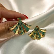 Brinco leque detalhes ondulados banhado a ouro 18k Brinco leque detalhes ondulados banhado a ouro 18k