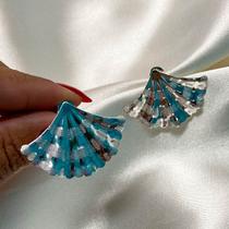 Brinco leque detalhes ondulados banhado a prata