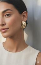 Brinco Leque Dourado Bijuteria Elegante e Moderna Brinco Leque Dourado Bijuteria Elegante e Moderna