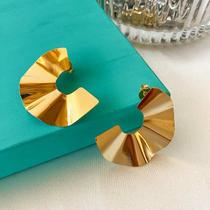 Brinco leque ondulado banhado a ouro 18k