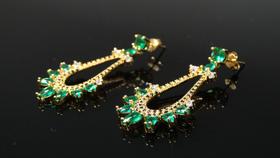 Brinco Longo Dourado Com Cristal Verde Tiffany e Micro Zircônias Negras