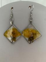 Brinco losango flor amarelo Brinco losango flor amarelo