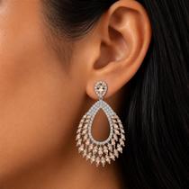 Brinco Luxury Gota Vazada com Zircônia Cristal e Morganita Banhado a Prata Brinco Luxury Gota Vazada com Zircônia Cristal e Morganita Banhado a Prata
