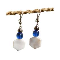 Brinco Madrepérola Feminino branco azul - VOCÊ PODE Bijuterias