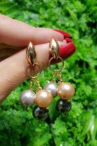 Brinco Mandala com franja de pérola de vidro colorida em banho de ouro 18k