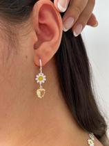 Brinco Margarida Resinada com Pingente Coração Amarelo