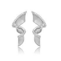 Brinco Médio Fio Torcido com Zircônias Folheado Ródio Branco Brinco Médio Fio Torcido com Zircônias Folheado Ródio Branco