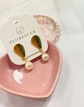 Brinco medio perola dourado