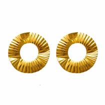 Brinco Médio Redondo Vazado Listrado Tendência Orgânico Folheado em Ouro 18k Softjoias