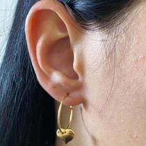 Brinco Meia Argola Coração Pingente Banhado a Ouro 18k Brinco Meia Argola Coração Pingente Banhado a Ouro 18k
