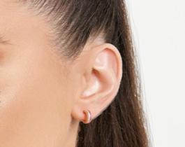 Brinco Meia Argola Folheado a Ouro com Zirconias Branco com Verde