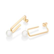 Brinco meia argola retangular banhado a ouro 18k com pérolas sintéticas Brinco meia argola retangular banhado a ouro 18k com pérolas sintéticas