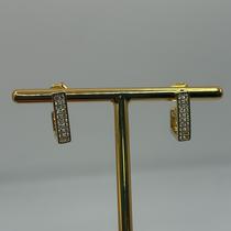 Brinco Meia Argola Retangular Cravejado com Detalhe Liso na Parte Inferior Banhado a Ouro