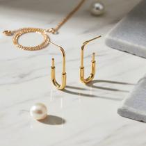 Brinco meia argola retangular lisa banhada a ouro Zarpellon