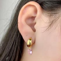 Brinco Meia Argolinha Grossa Com Pingente Gota De Zircônia Rosa Banhado a Ouro 18k Brinco Meia Argolinha Grossa Com Pingente Gota De Zircônia Rosa Banhado a Ouro 18k