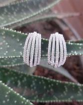 Brinco meia concha com zircônias Brinco meia concha com zircônias