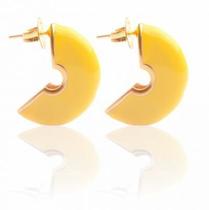 Brinco Meia Lua com Banho de Ouro Resinado Amarelo