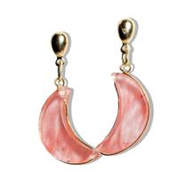 Brinco Meia Lua com Pedra Cherry Rosa e Acabamento Folha Dourado