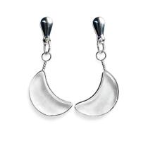 Brinco Meia Lua Pedra Cristal Natural Ranhurado Prateado Brinco Meia Lua Pedra Cristal Natural Ranhurado Prateado