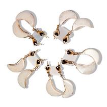 Brinco Meia Lua Pedra Feldspato Branco com Acabamento Folha Dourado - Elegância Natural Brinco Meia Lua Pedra Feldspato Branco com Acabamento Folha Dourado - Elegância Natural