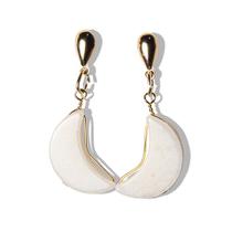 Brinco Meia Lua Pedra Feldspato Branco Ranhurado Dourado