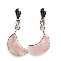 Brinco Meia Lua Pedra Quartzo Rosa Ranhurado Banho Prateado Brinco Meia Lua Pedra Quartzo Rosa Ranhurado Banho Prateado