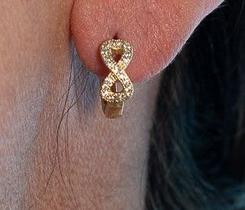 Brinco Mini Argola Infinito Cravejado Banhado em Ouro 18K