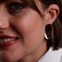 Brinco minimalista banhado a ouro 18 K, , medindo 4 centímetros de comprimento x e largura 3 cm