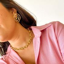 Brinco orgânico vazado com resina incolor banhado a Ouro 18k