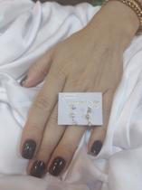 Brinco ouro 18 k com 3 pedras de zircônia Brinco ouro 18 k com 3 pedras de zircônia