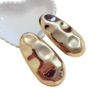 Brinco Oval Grande em Metal Dourado Martelado Orgânico Brinco Oval Grande em Metal Dourado Martelado Orgânico