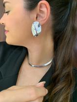 Brinco oval martelado prata