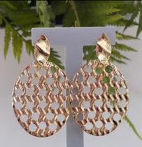 Brinco oval semi joia na cor dourado