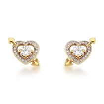 Brinco p coração cravejado, ponto de luz no centro e flecha atravessando