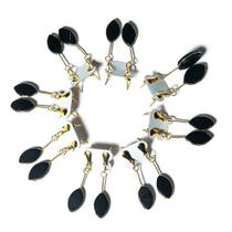 Brinco Pedra Navete Ônix Preto Ranhurado com Acabamento Dourado - Design Artesanal