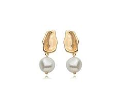 Brinco Pêndulo Base Orgânica com Pérola Banhada a Ouro - 3,5 cm x 1,1 cm