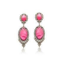 Brinco pêndulo com cabochão rosa e cravação lateral banhado a ouro rosê Brinco pêndulo com cabochão rosa e cravação lateral banhado a ouro rosê