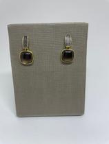 Brinco pêndulo quadrado cristal fumê banhado a ouro.