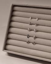 Brinco pequeno búzios folhado a prata. Brinco pequeno búzios folhado a prata.