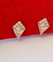 Brinco Pequeno Cor Prata Losango Com Diamante. Brinco Pequeno Cor Prata Losango Com Diamante.