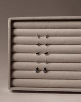 Brinco pequeno flecha folhado a prata.