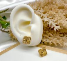 Brinco Pequeno Trevo da Sorte em Aço Inoxidável Joia Moderna dourado